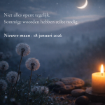 Nachtelijk natuurbeeld met een maansikkel, een brandende kaars en bloemen in het gras, symbool voor stilte, aandacht en een nieuw begin.