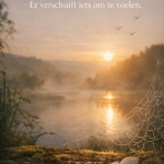 Zonsopkomst boven een mistige rivier met dauw op een spinnenweb en een witte veer op de aarde, in een rustige natuurlijke omgeving.