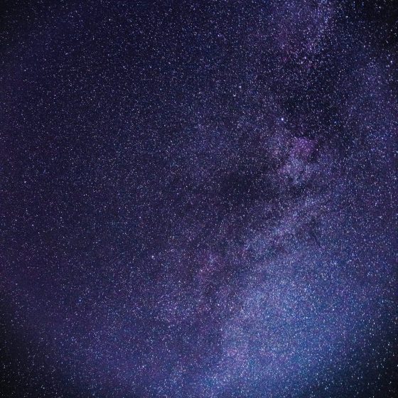 Sterrenhemel met paarse nevel als symbool voor het element Ether en innerlijke ruimte.