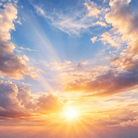 zonsopkomst met wolken en lichtstralen in de lucht